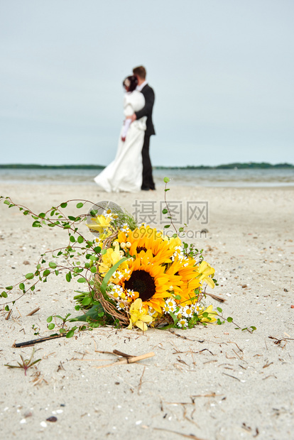 婚礼花束和一对夫妇在海滩上庆典心女士图片