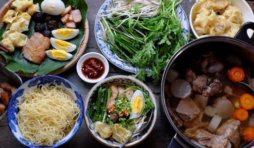 家制作越南自食物鸡蛋面汤和圆饼丰富多彩的食品成分以吃鸡蛋猪肉汤花生豆芽羊毛蔬菜等食用的物越南图片