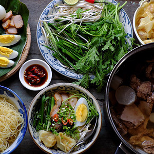 制作越南语自制食物鸡蛋面汤和圆饼丰富多彩的食品成分以吃鸡蛋猪肉汤花生豆芽羊毛蔬菜等食用的物越南图片