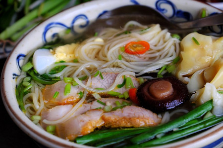 越南自制食物鸡蛋面汤和圆饼丰富多彩的食品成分以吃鸡蛋猪肉汤花生豆芽羊毛蔬菜等食用的物挂面锅馄饨图片