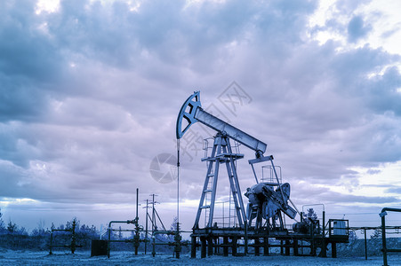 油田石与天然气采概念Toned的石油泵插头和井口在日落时装有阀门开关气体景观商业图片