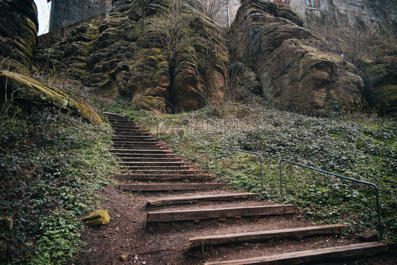 自然走速连科古老的木制楼梯山和大岩石背景图片