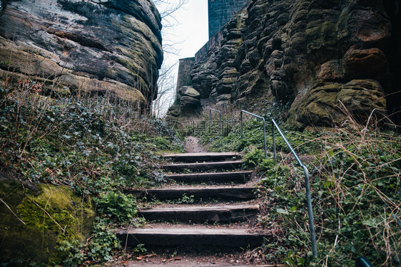 古老的木制楼梯山和大岩石背景环境走道旅行图片