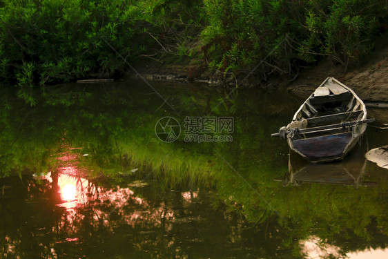 海岸河的旧木船和日落反光水户外图片