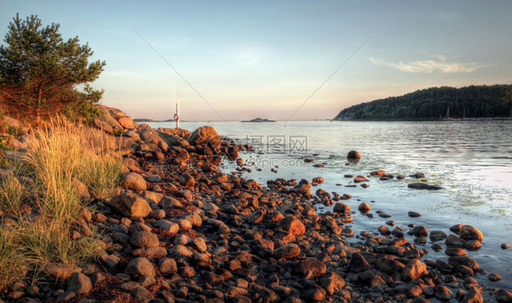 岩石乡村的游客夏日挪威风景观图片