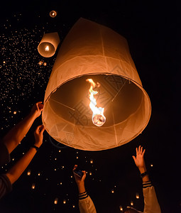 夜晚人们文化在泰国清迈举行的Lanna佛教传统仪式漂浮灯或Yeepeng仪式图片