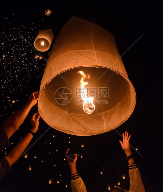夜晚人们文化在泰国清迈举行的Lanna佛教传统仪式漂浮灯或Yeepeng仪式图片
