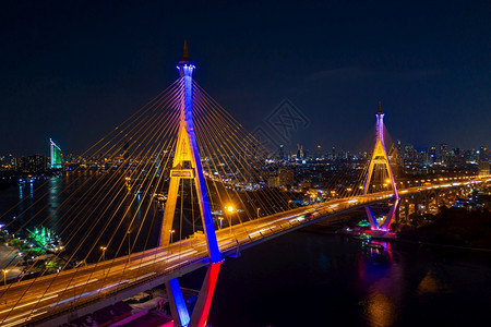 对泰国曼谷夜间工业环悬桥的空中观测泰国曼谷航空观察工业的行小径图片