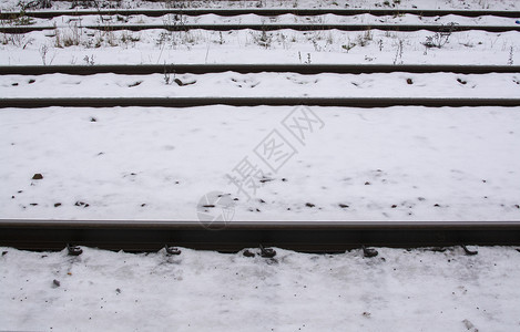 车行业雪地和日光中的水平铁轨雪地中的水平铁轨城市图片