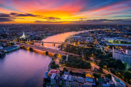 Yodfa大桥是曼谷Thonburi首府之间在奇幻的天际生命之河黄昏时的一座通信桥梁暮地标太阳图片