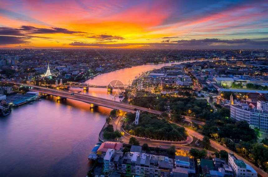Yodfa大桥是曼谷Thonburi首府之间在奇幻的天际生命之河黄昏时的一座通信桥梁暮地标太阳图片