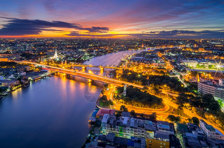 建造Yodfa大桥是曼谷Thonburi首府之间在奇幻的天际生命之河黄昏时的一座通信桥梁暮移动图片