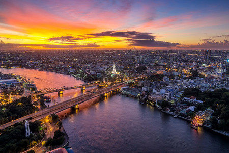 交通Yodfa大桥是曼谷Thonburi首府之间在奇幻的天际生命之河黄昏时的一座通信桥梁披耶暮图片