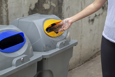 户外在回收垃圾箱中空塑料瓶倒下拯救世界概念SavetheworldUniversal生态能够图片