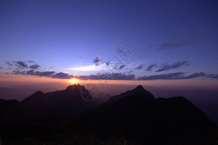 爬坡道清泰兰DoiLuang的日落夏天山图片