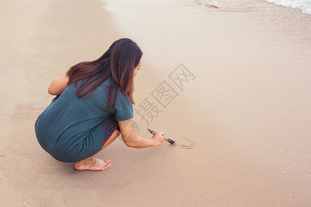 海边度假的女子图片