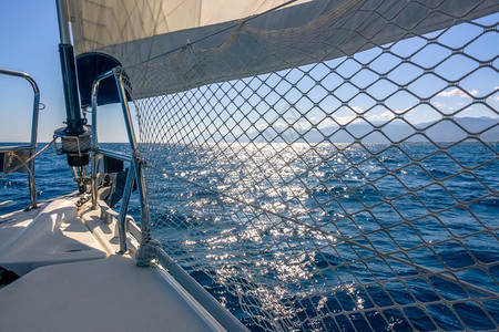 明亮的海游艇停靠帆船从阳光明媚的日游艇和在桑尼天候的留守帆上蒙阴影太阳背景图片