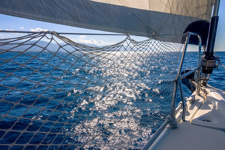 夏天甲板一种冷淡的海浪游艇留在帆上使阳光明媚的太光天气和与Slavesail一起的游艇蒙上阴影图片