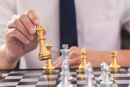 经理移动挑战胜利领袖和成功的概念商业人玩一个死囚犯与棋盘上球队的另一任国王在棋盘上思考策略或管理情报和教育的策略或管理及图片