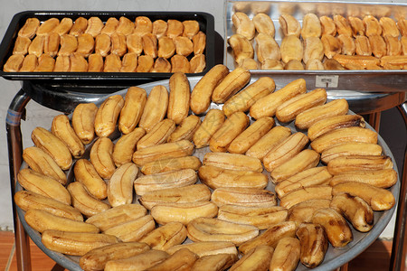 晒干何在越南胡志明市HoChihMinhCity以干熟的香蕉自制食物作水果干当炎热季节到来时水果盘在高温下放户外做甜点在下面图片