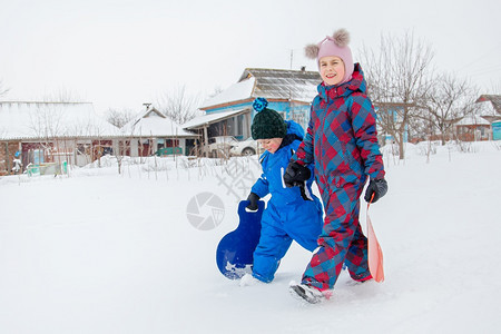 户外玩雪的姐弟俩图片