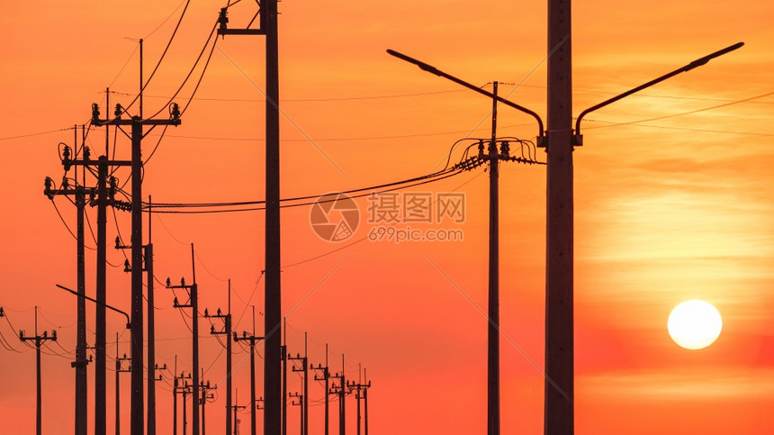 技术金属电线杆上一排街灯的Silhouette轮光视景色下日落背多彩的天空金属丝图片