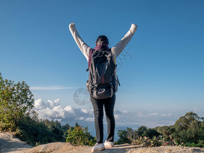 年轻女旅行者举起手臂在山峰顶成功度过暑假日生活方式徒步概念游客健康女士图片