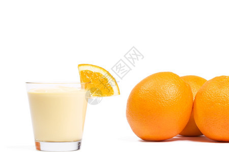 水果鸡尾酒夏天橙子前的奶昔上橙子奶昔上的白背景上的橙子前图片