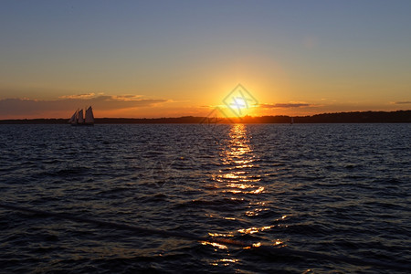 日落时乘船航行在海洋日落时出轮廓闲暇假期图片