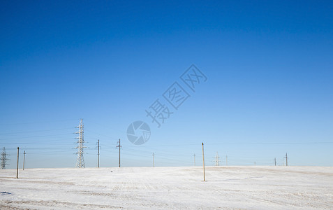 那里白雪覆盖的田地冬季风景野上有大量电线杆雪日尼电线杆SnowSunny雪电线杆人行道欧洲的图片