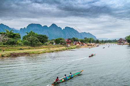 河边老挝VangVieng的南宋江旅游船和山背景象运输水图片