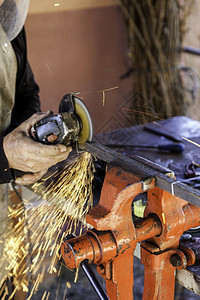建造铁使用电锯工业细节具切割金属速度图片