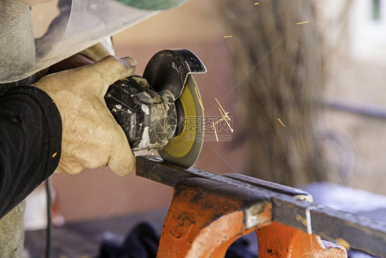 刀手使用电锯工业细节具切割金属圆圈图片