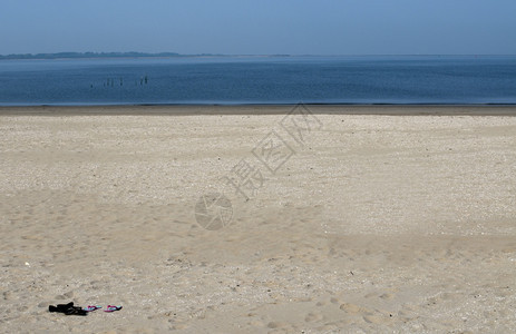 海滩和边的鞋子蓝天空作为背景夏自然黄色的图片
