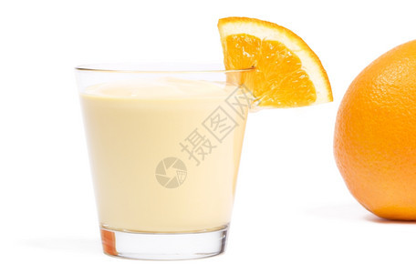 喝柑橘酸奶昔和橙色的后面有橘子和橙白底黑图片