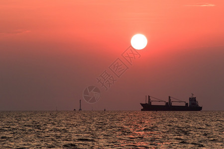 非洲太阳泰国傍晚的日落与大船在海中图片