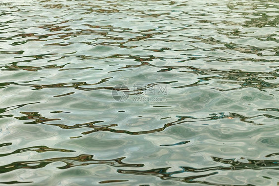 颜色浪潮闪亮的海特写低角度视图海浪特写低角度视图图片