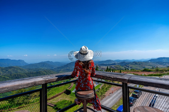 背包风景假期坐在甲板上寻找自然景观的年轻女泰国图片