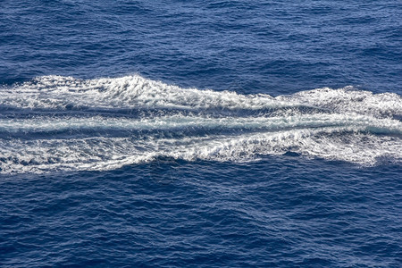 假期快速地痕迹在蓝色海上跟踪高速船只的踪迹图片
