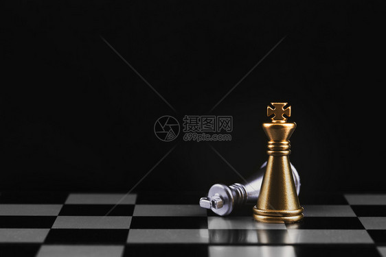 战略竞争成功和领导才能商业概念委员会中的象棋游戏CEW女王查看图片