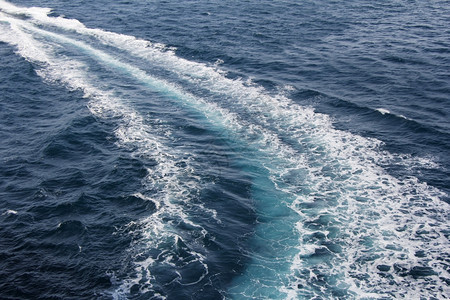 蓝海的高速船跟踪户外快艇环境图片