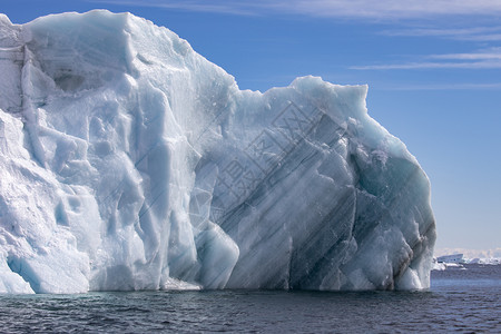 海与南极蓝天相对的冰面和边缘及细节漂浮的冰块结构体雪图片