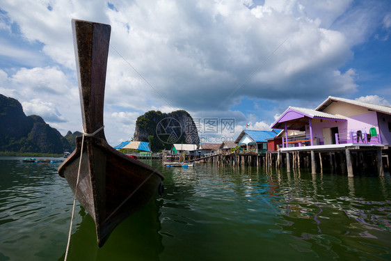 天空Fishermenrsquos村位于泰国海岸鱼木制的图片