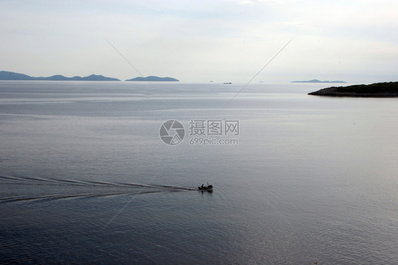 自然岛景观乘船出海的渔民图片