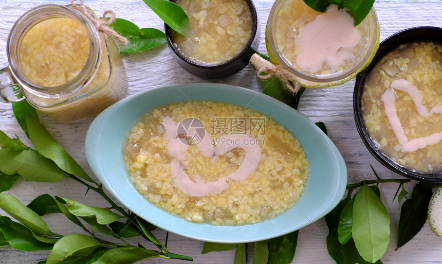 饮料越南的甜点菜切布伊或葡萄果糖甜的面包这是由葡萄水果和绿豆椰子奶糖浇灌的甘甜果制成热汤布丁图片