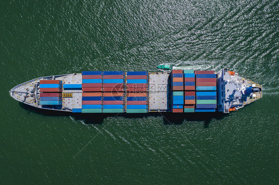 商业大型货物集装箱船流运输国际进出口服务海上空中顶视图贸易载体绿图片