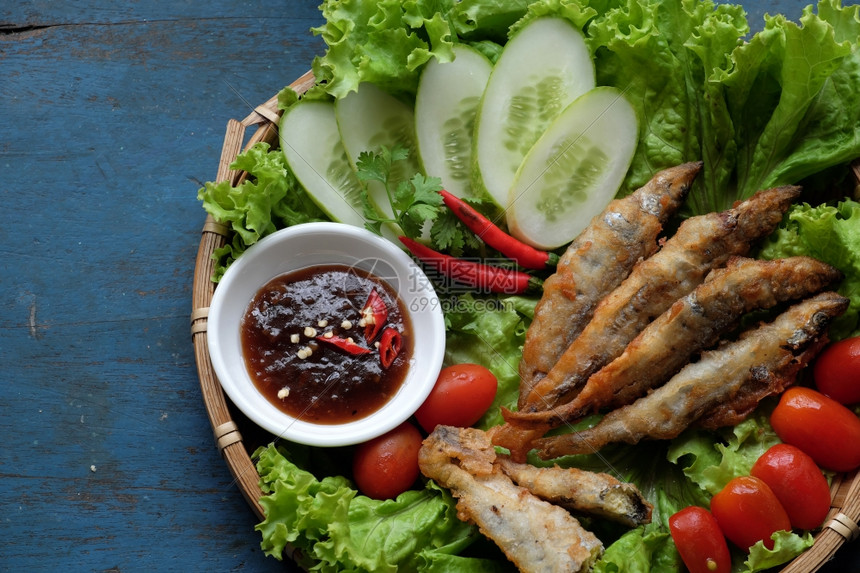 煮熟的午餐或晚时用越南食物供家庭用餐吃炸鱼加罗马林酱和绿色蔬菜以木本为家做的美味食品为了或者图片