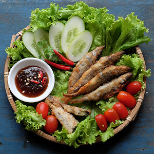 午餐或晚时用越南食物供家庭用餐吃炸鱼加罗马林酱和绿色蔬菜以木本为家做的美味食品油炸黄瓜辣椒图片