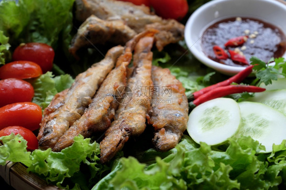 天午餐或晚时用越南食物供家庭用餐吃炸鱼加罗马林酱和绿色蔬菜以木本为家做的美味食品胆固醇图片