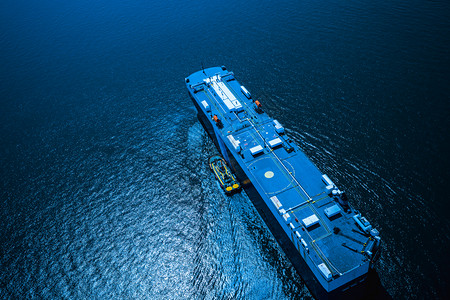 商业货轮上海夜间空中检查国际进出口的海上航班运货物集装箱输从夜间空中看国际进口和出的国际航班出入境图片